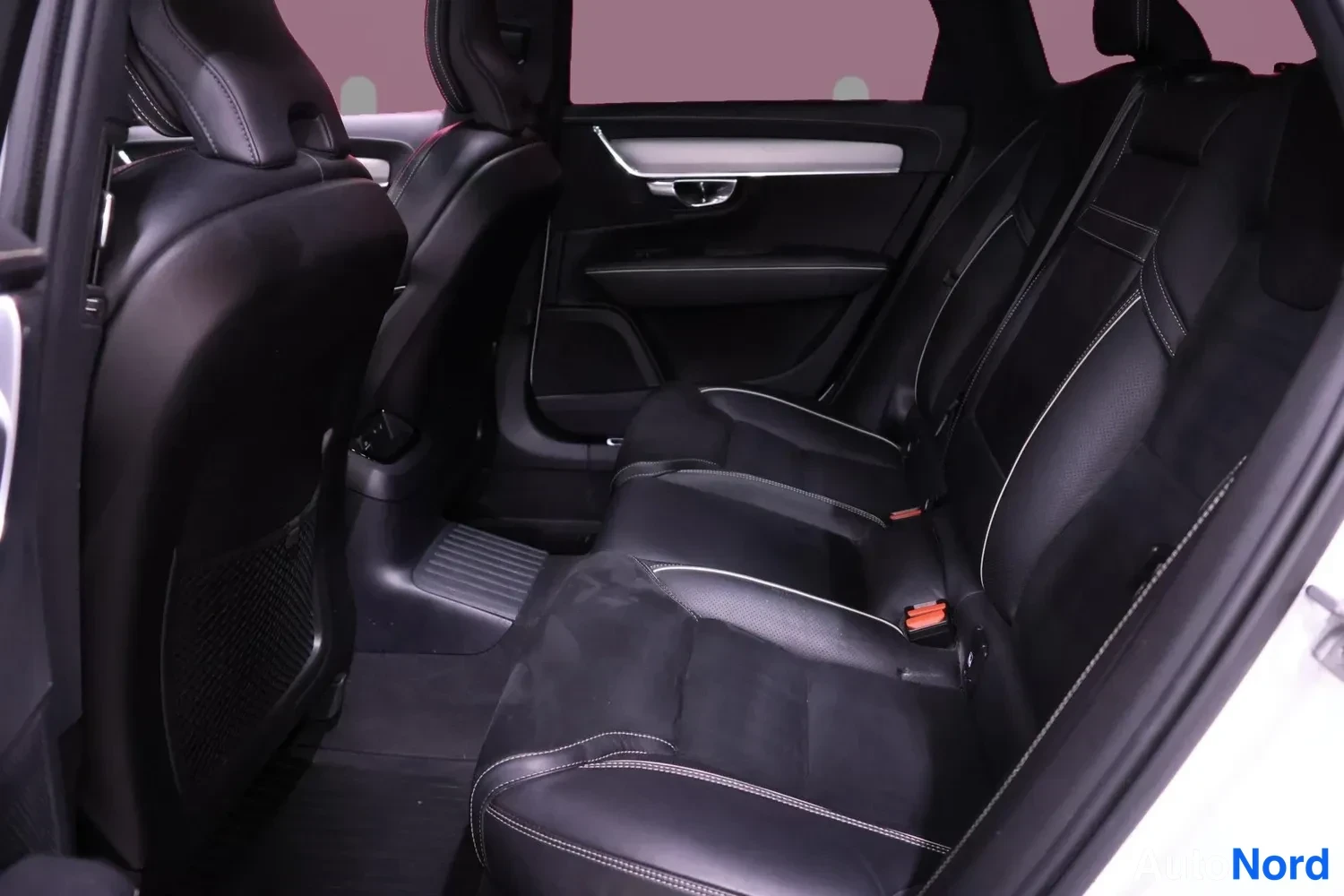 Valkoinen Volvo V90 2020, takaistuimet, kuva 12