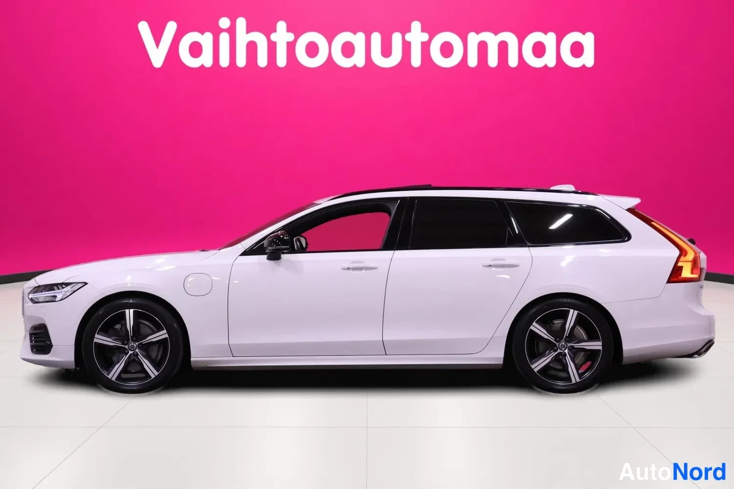 Valkoinen Volvo V90 2020, etuviisto, keula vasemmalle, kuva 2