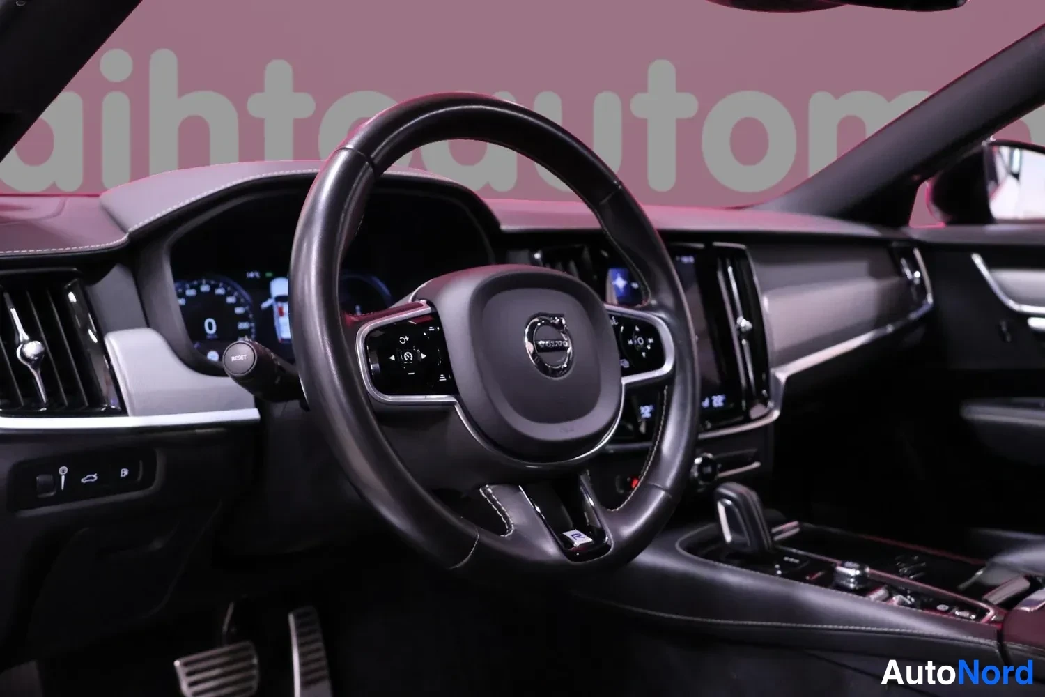 Valkoinen Volvo V90 2020, ohjaamo, kuva 7
