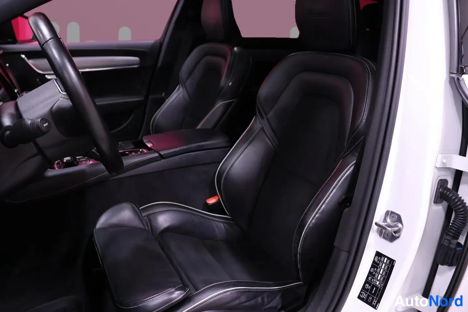 Valkoinen Volvo V90 2020, etuistuimet, kuva 11