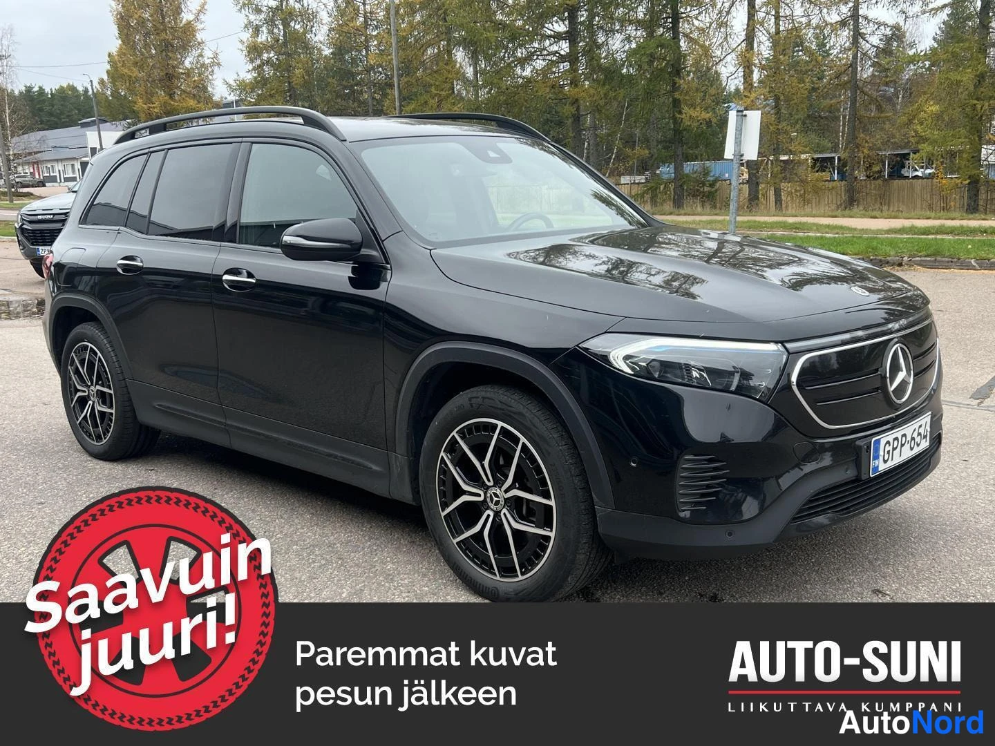 Musta Mercedes-Benz EQB 2024, etuviisto, keula oikealle, kuva 2
