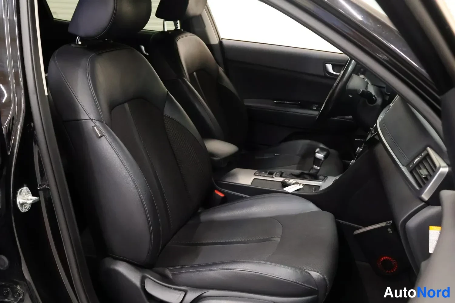 Musta Kia Optima 2018, etuistuimet, kuva 11