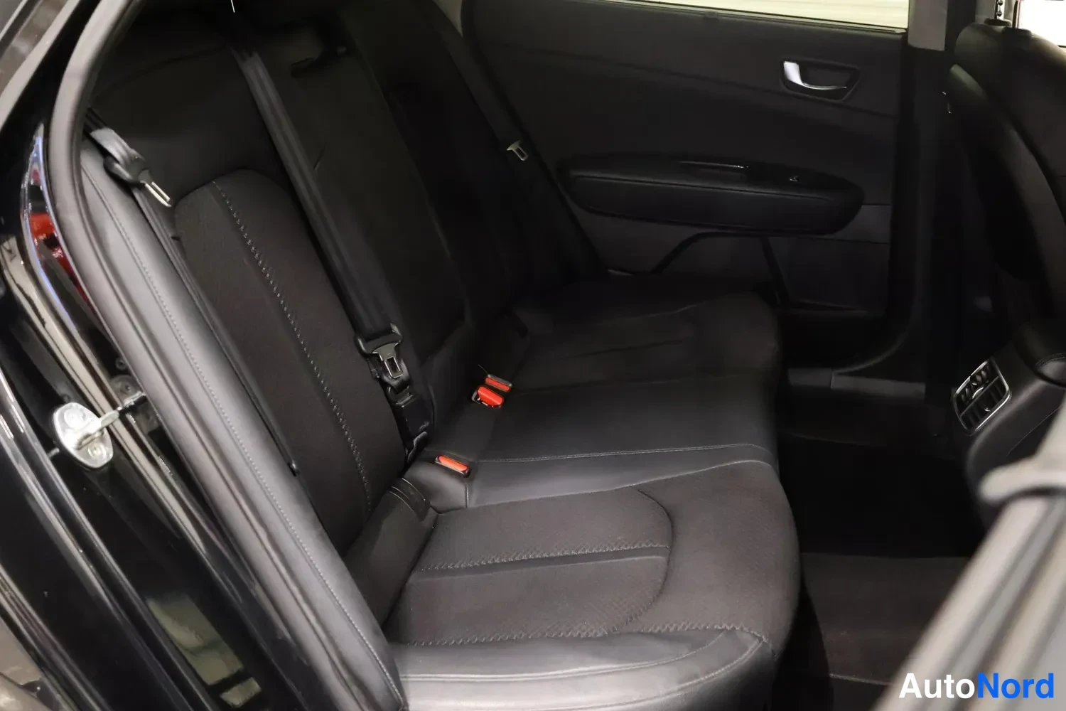 Musta Kia Optima 2018, takaistuimet, kuva 12
