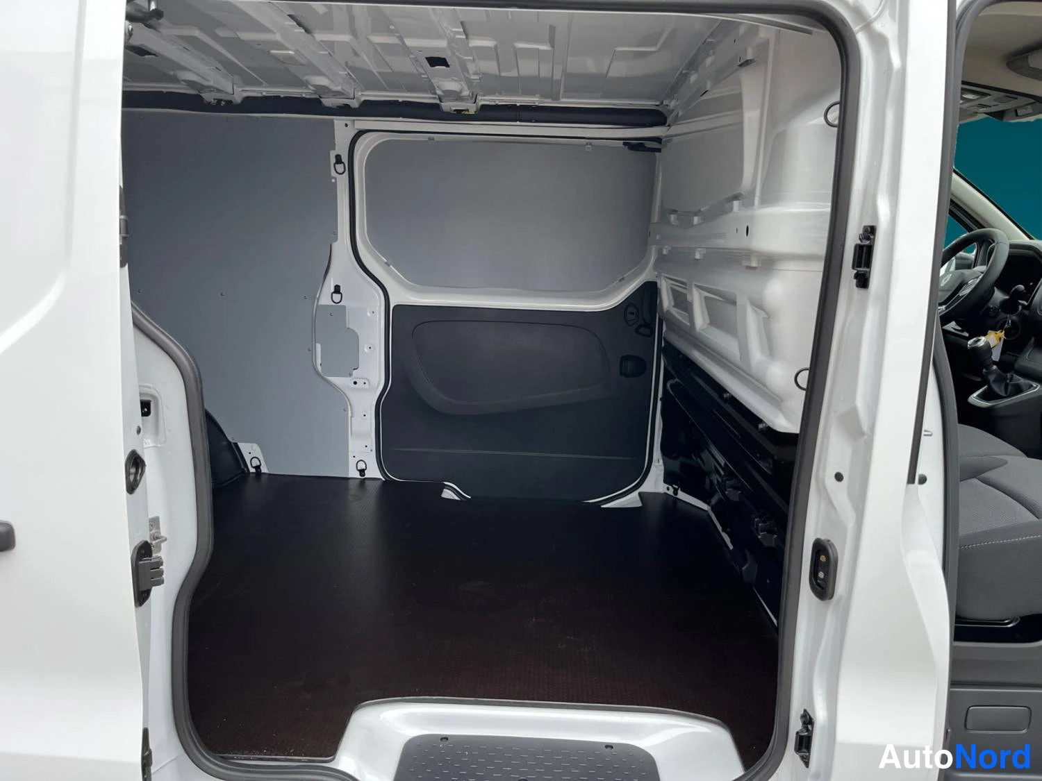 Valkoinen Renault Trafic 2026, tavaratila, kuva 12