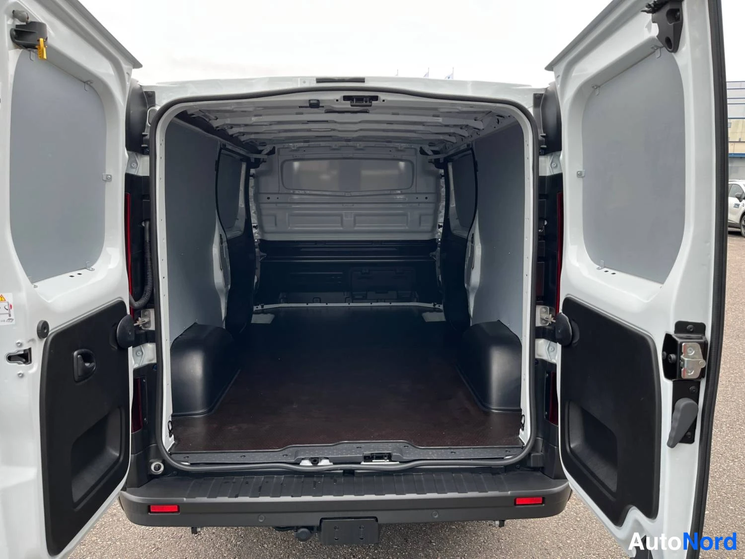 Valkoinen Renault Trafic 2026, tavaratila, kuva 13