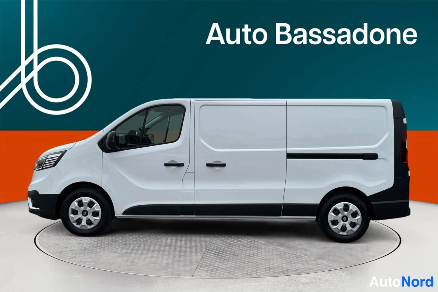 Valkoinen Renault Trafic 2026, etuviisto, keula vasemmalle, kuva 2