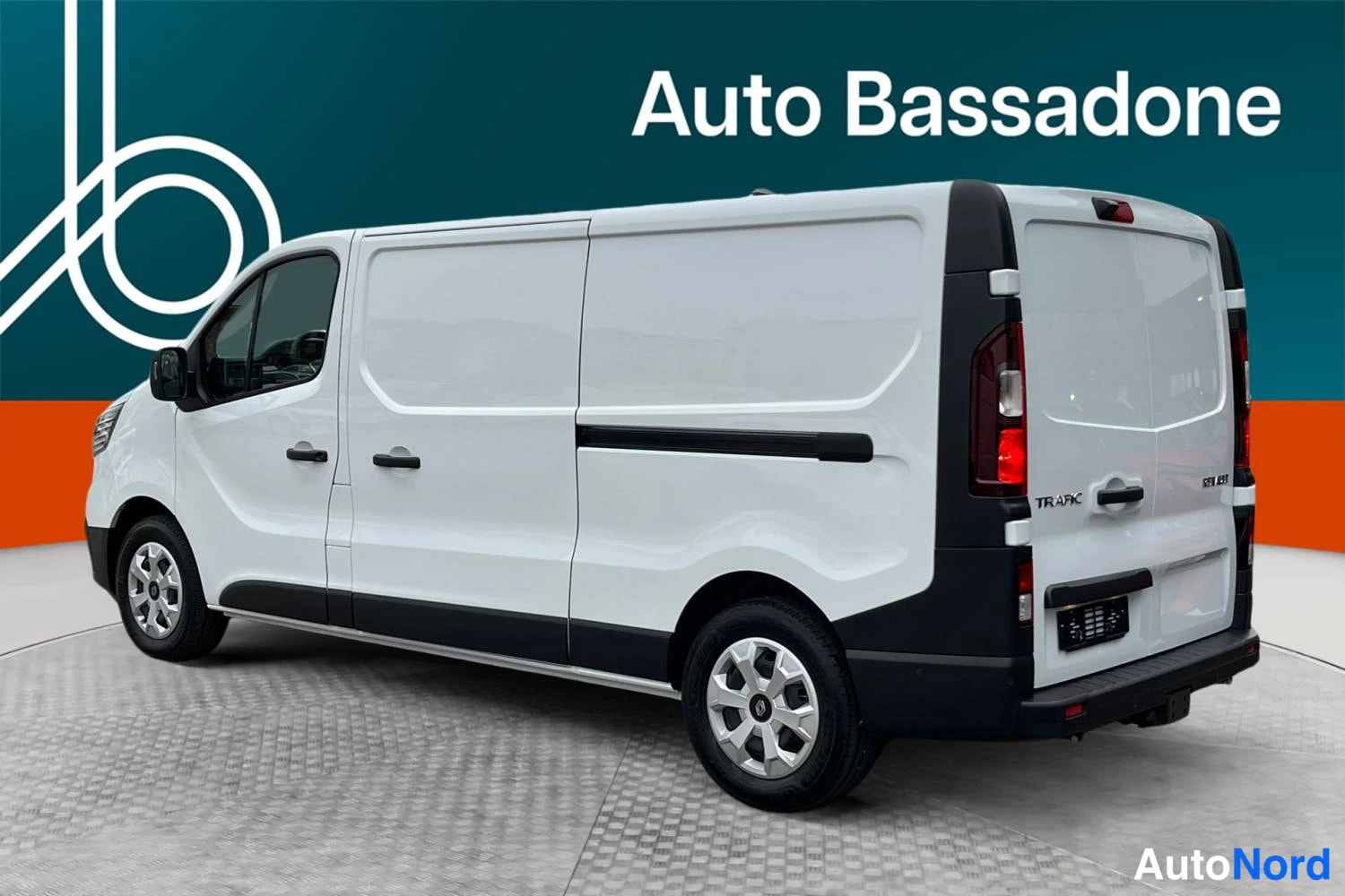 Valkoinen Renault Trafic 2026, takaviisto, kuva 7
