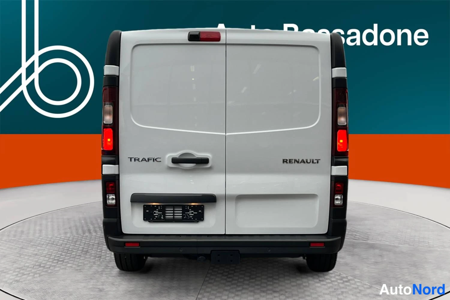 Valkoinen Renault Trafic 2026, takaa, kuva 8