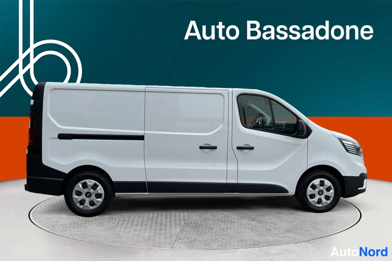 Valkoinen Renault Trafic 2026, etuviisto, keula oikealle, kuva 3