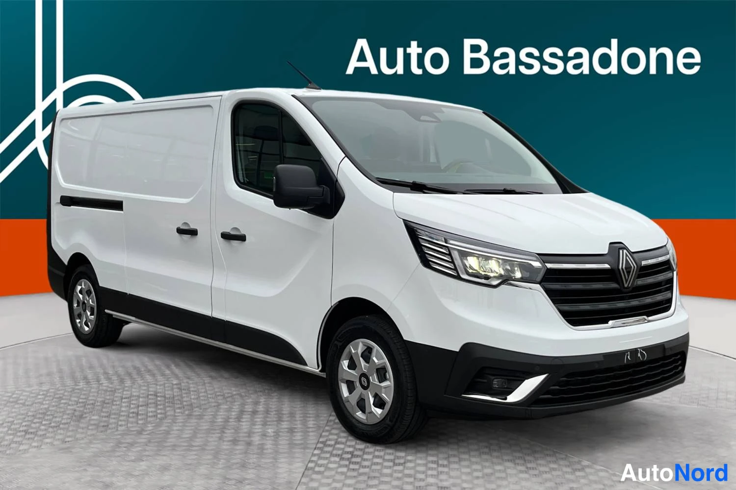 Valkoinen Renault Trafic 2026, etuviisto, keula oikealle, kuva 4