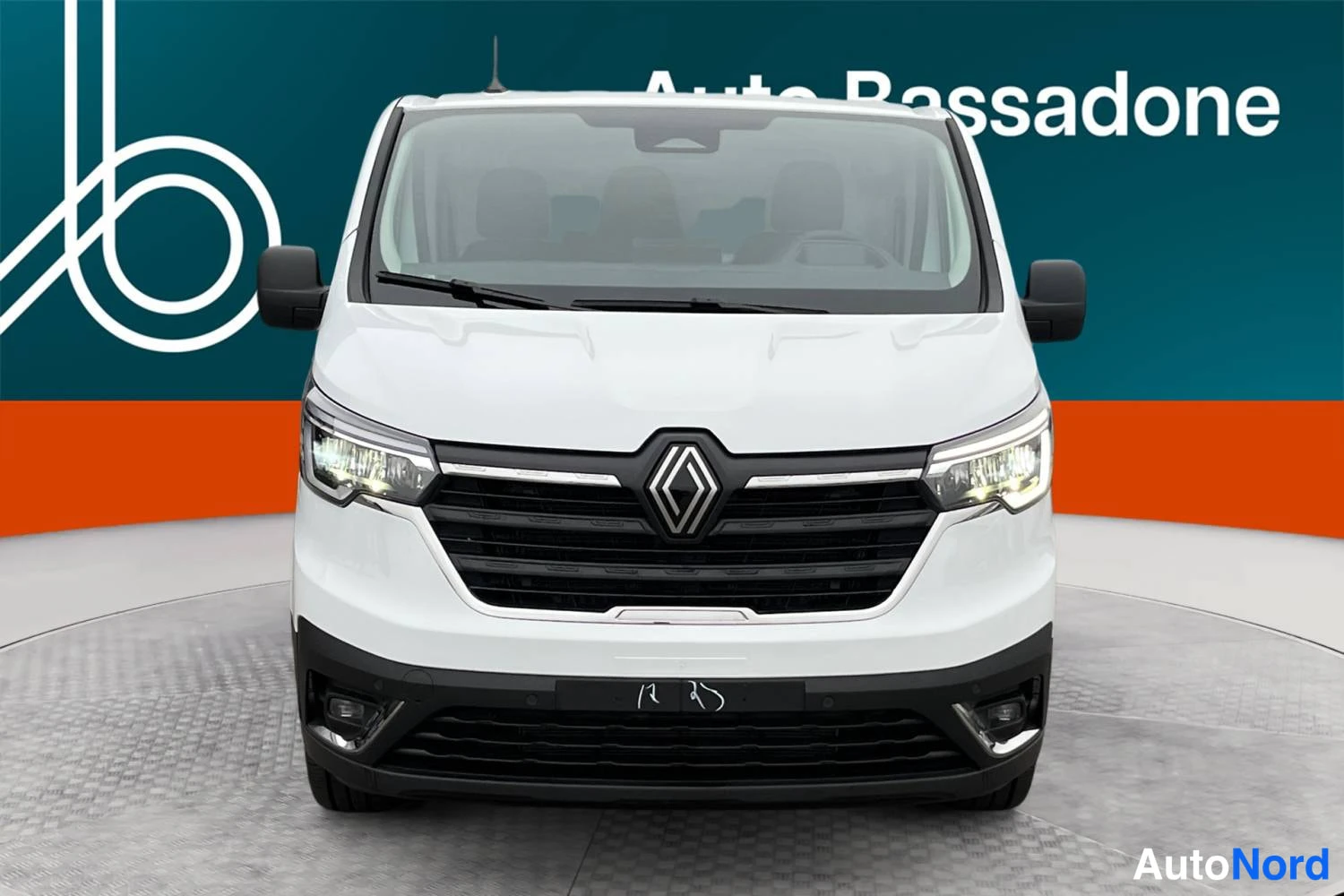 Valkoinen Renault Trafic 2026, edestä, kuva 5
