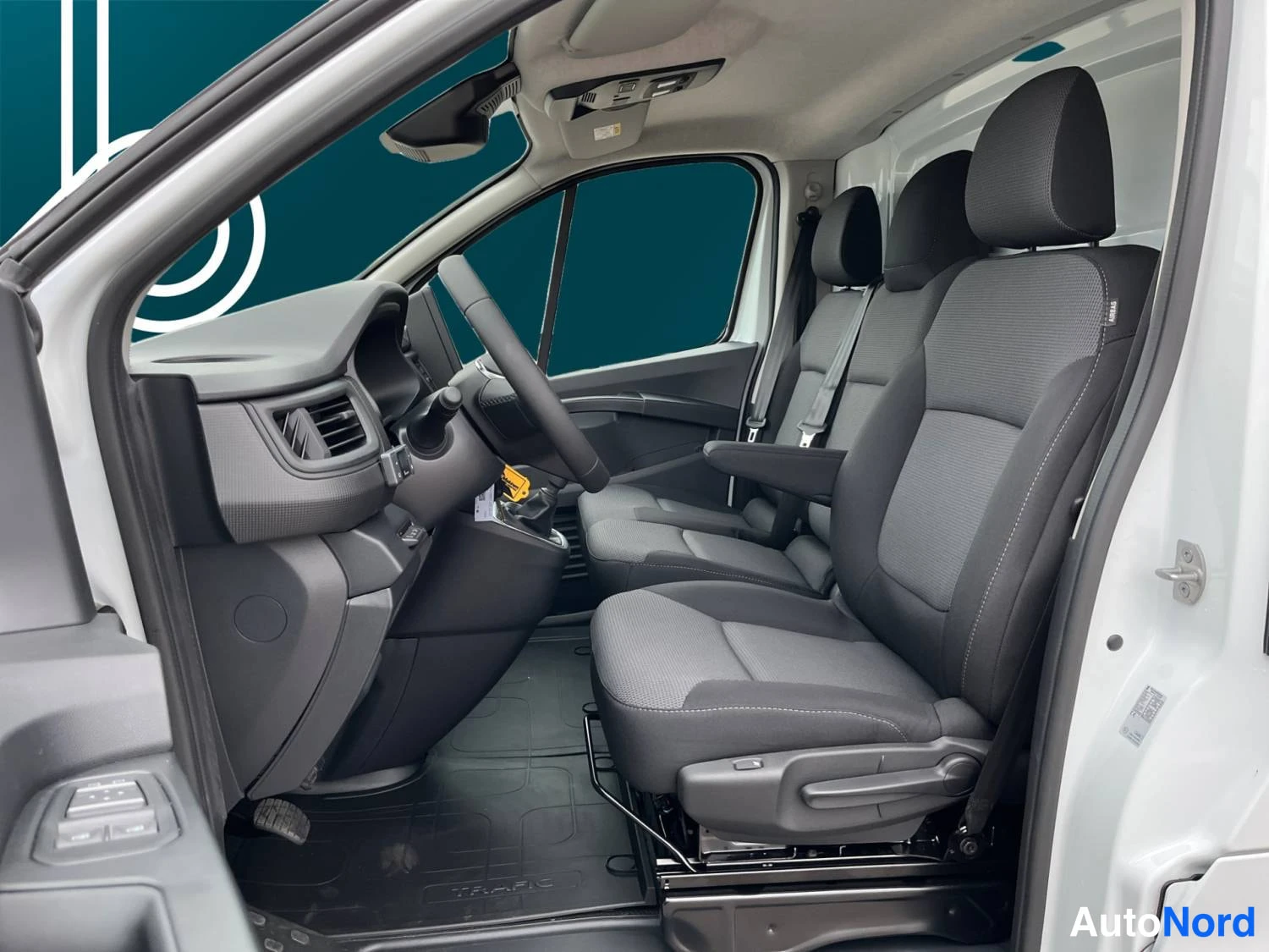 Valkoinen Renault Trafic 2026, etuistuimet, kuva 11