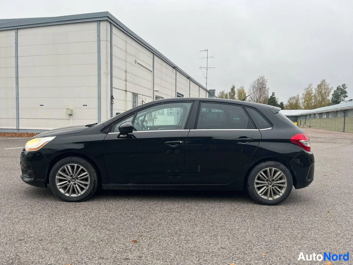 Musta Citroen C4 2011, etuviisto, keula vasemmalle, kuva 2
