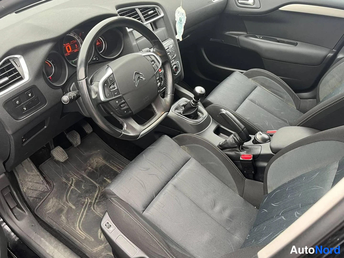 Musta Citroen C4 2011, ohjaamo, kuva 5