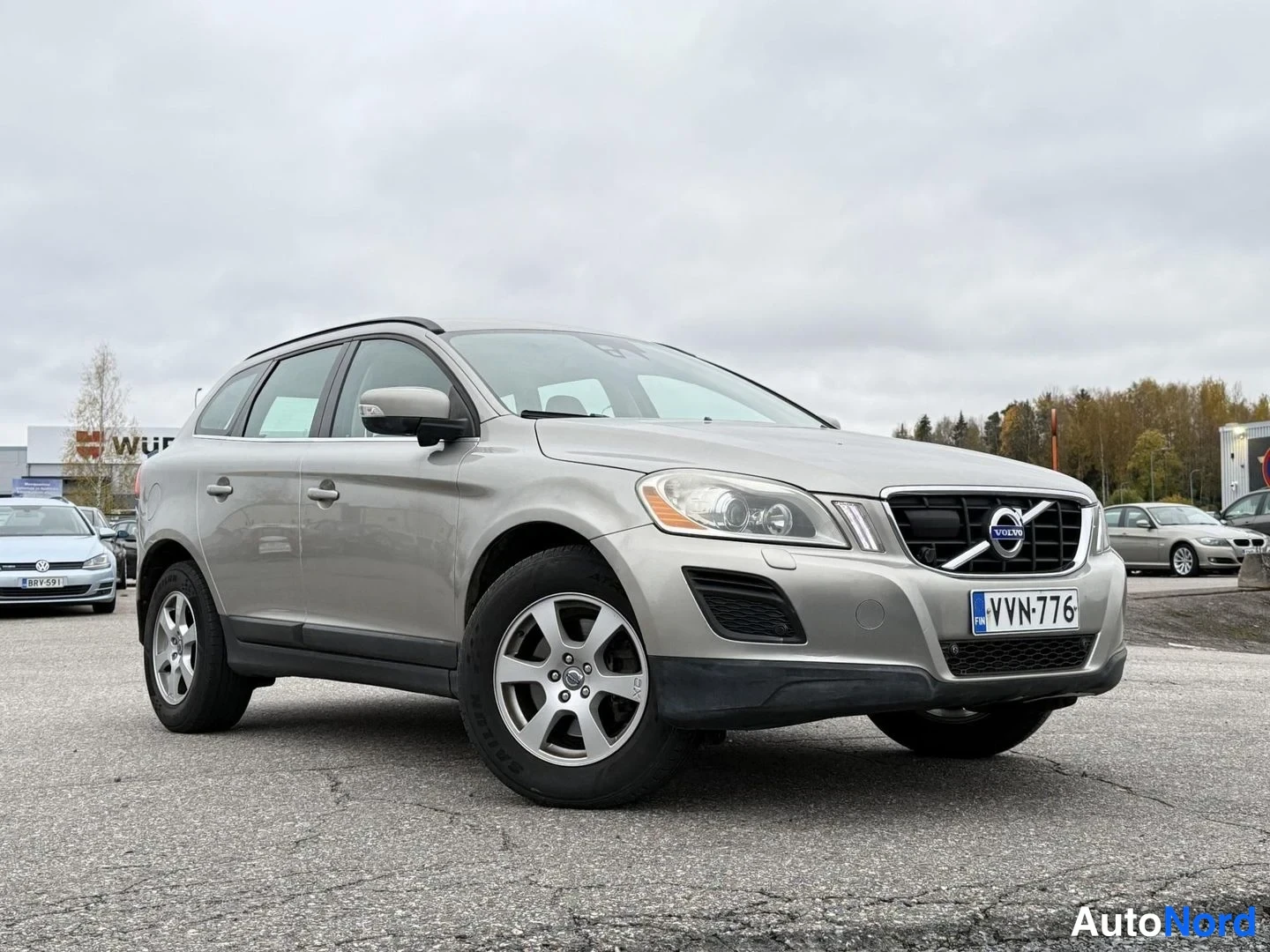 Beige Volvo XC60 2011, etuviisto, keula oikealle, kuva 2