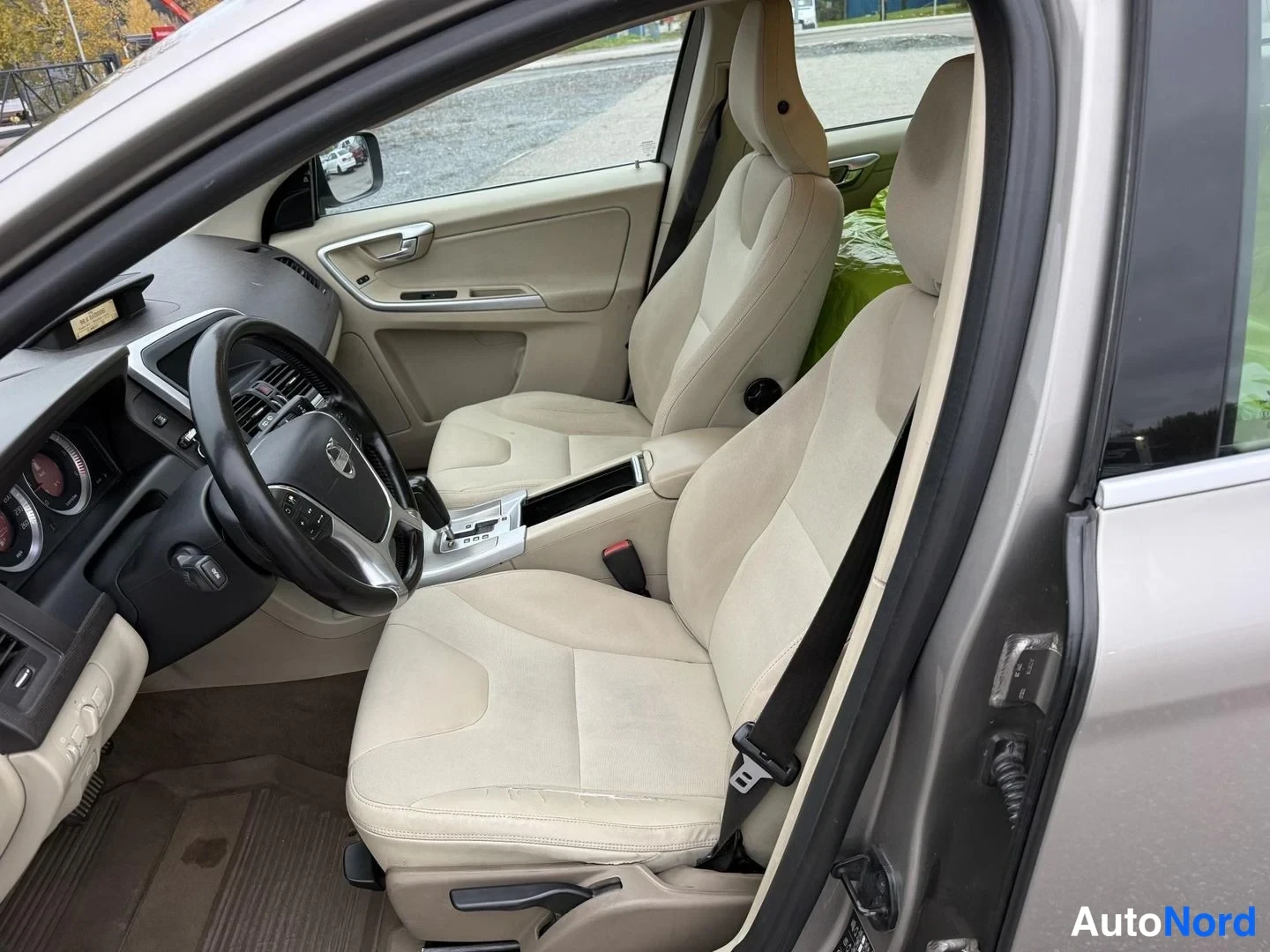 Beige Volvo XC60 2011, etuistuimet, kuva 8