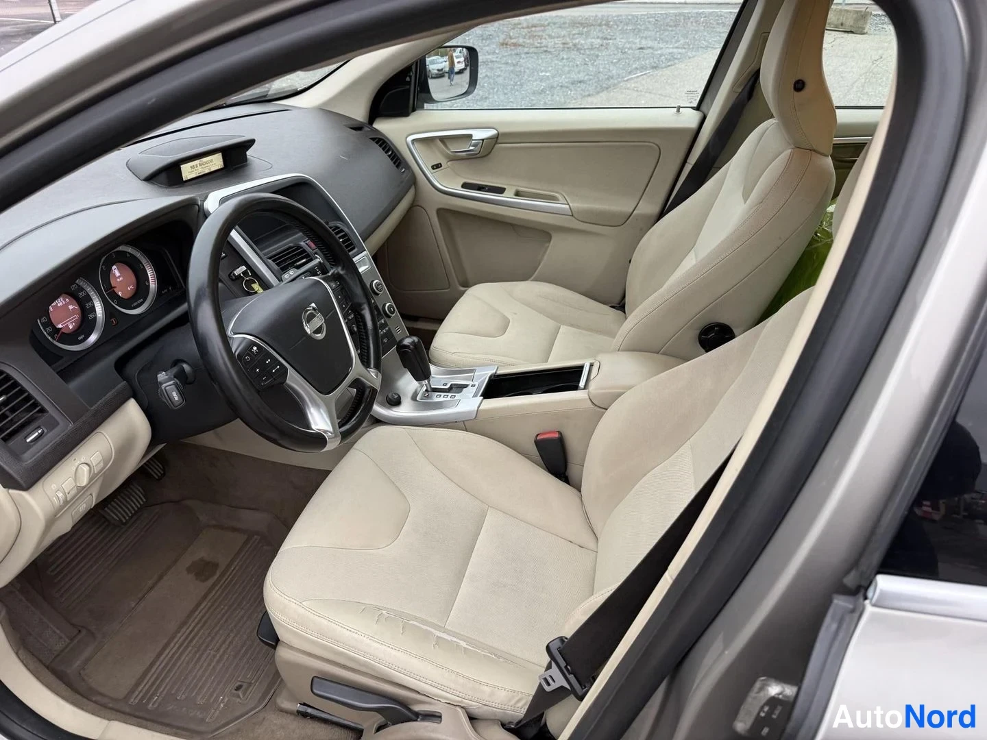 Beige Volvo XC60 2011, ohjaamo, kuva 5
