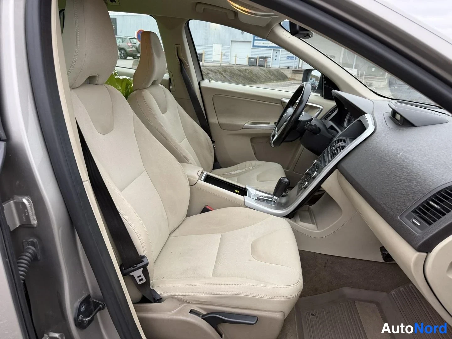 Beige Volvo XC60 2011, etuistuimet, kuva 9