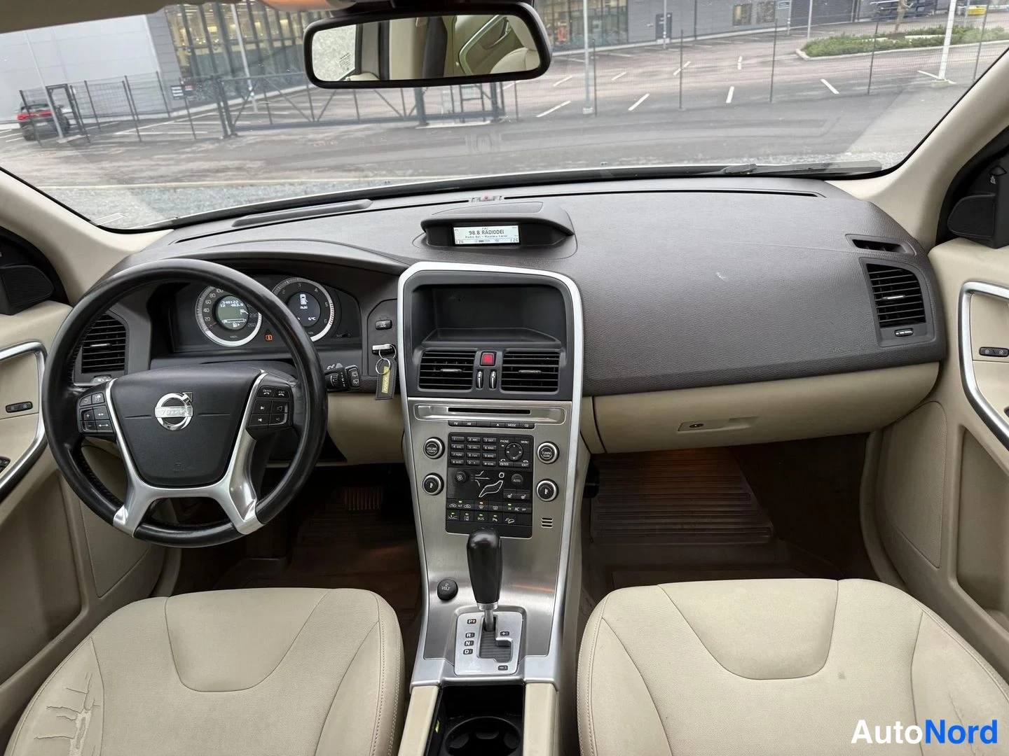 Beige Volvo XC60 2011, ohjaamo, kuva 6