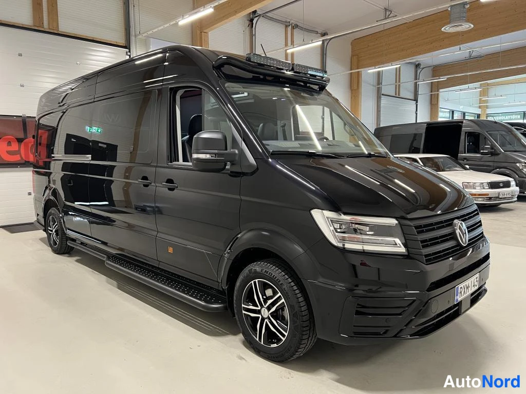 Musta Volkswagen Crafter 2026, etuviisto, keula oikealle, kuva 2