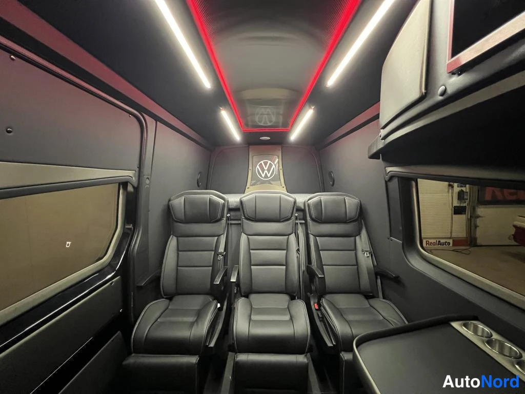 Musta Volkswagen Crafter 2026, takaistuimet, kuva 13