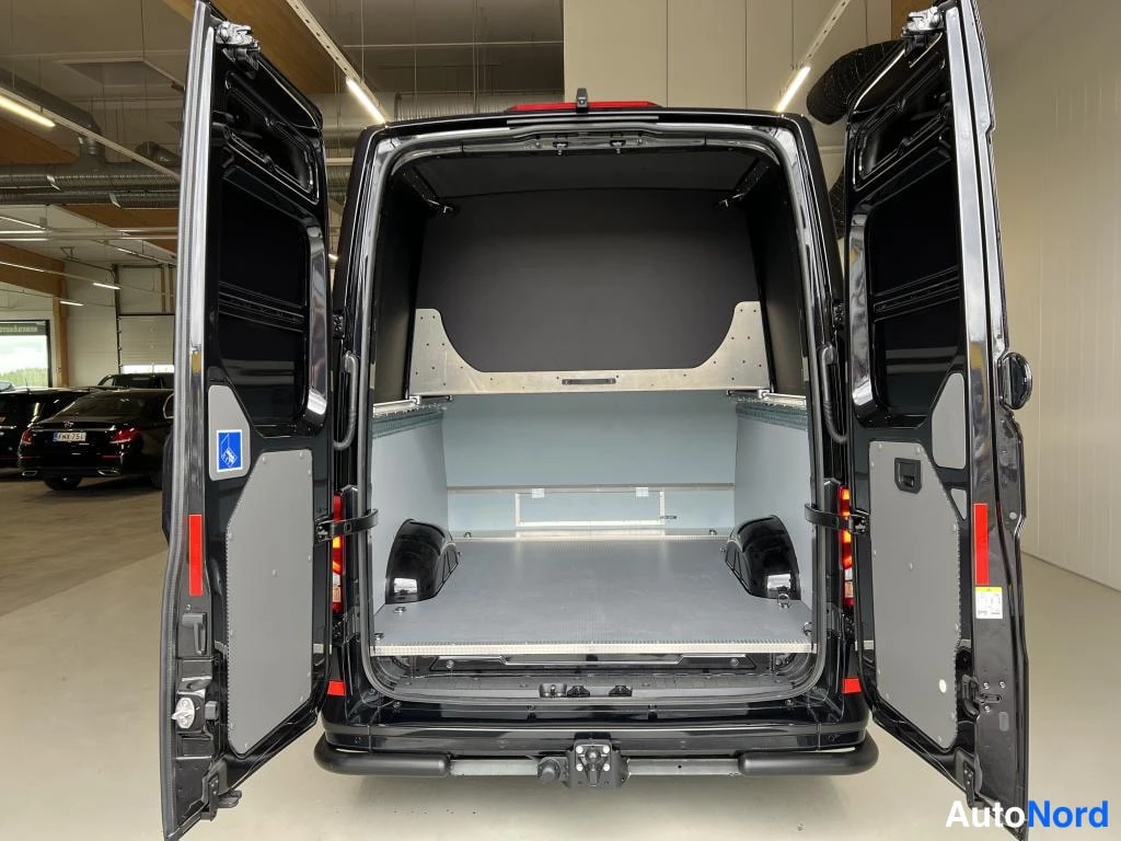 Musta Volkswagen Crafter 2026, takaa, kuva 7
