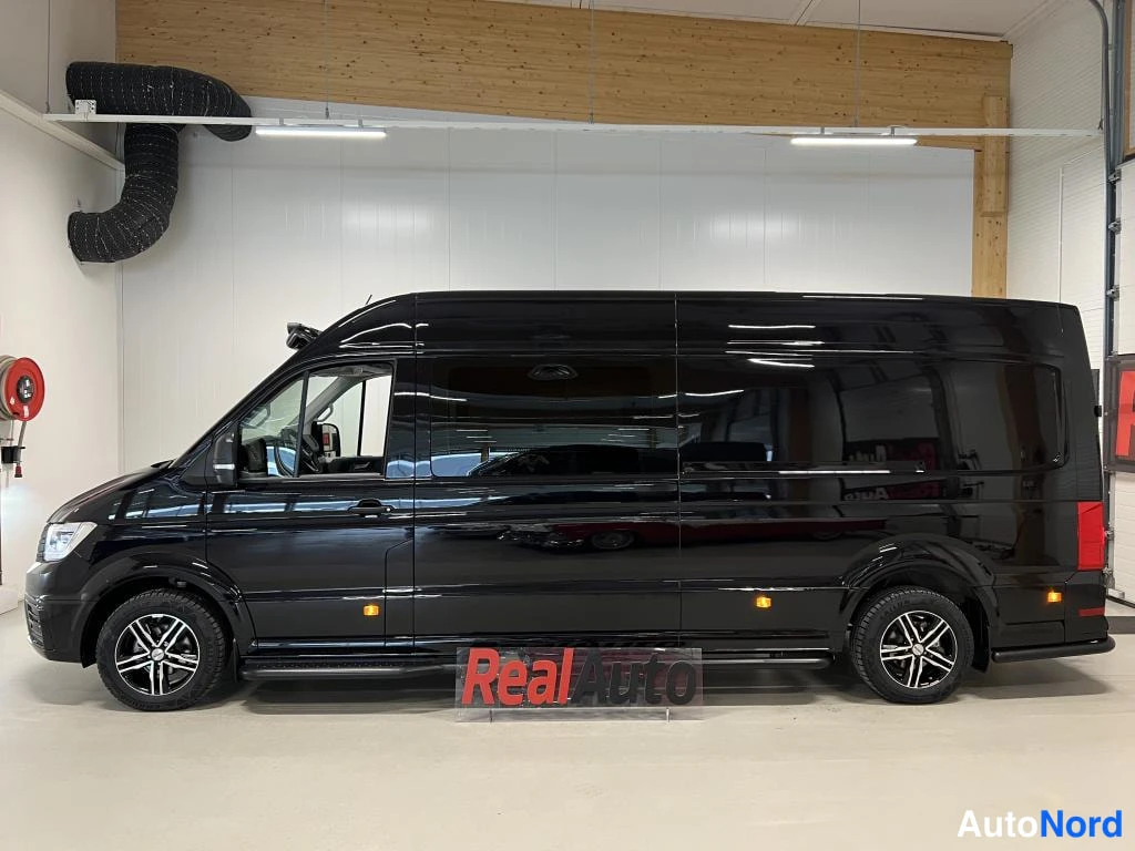 Musta Volkswagen Crafter 2026, sivulta, kuva 3