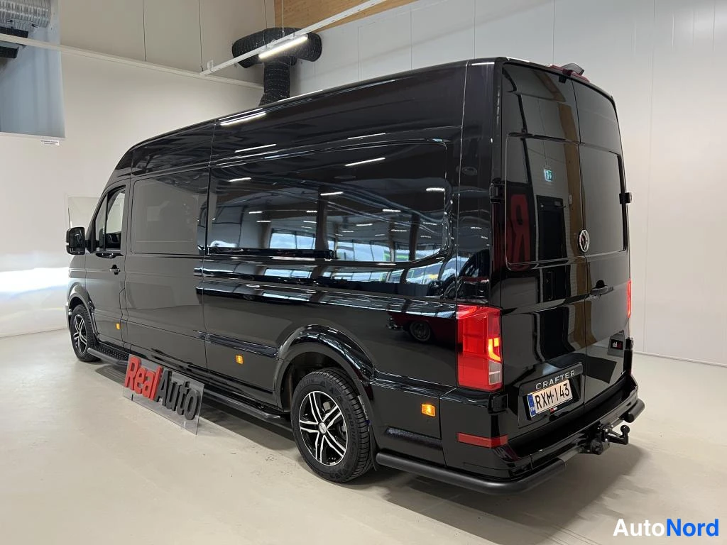 Musta Volkswagen Crafter 2026, takaviisto, kuva 4