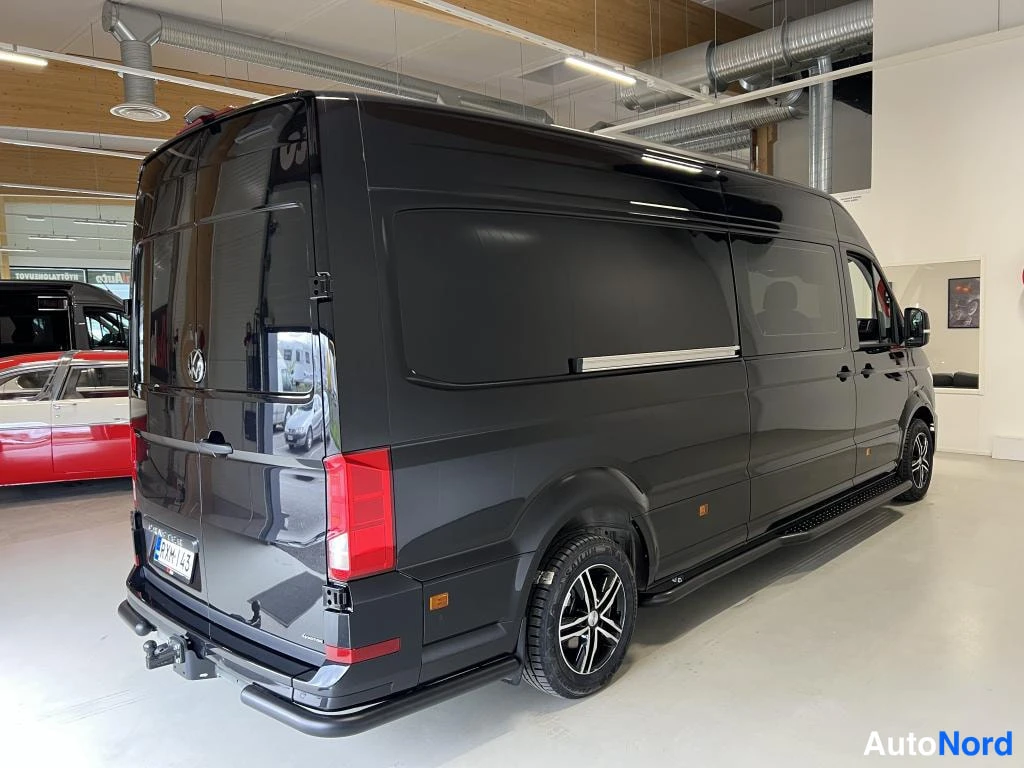 Musta Volkswagen Crafter 2026, takaviisto, kuva 5