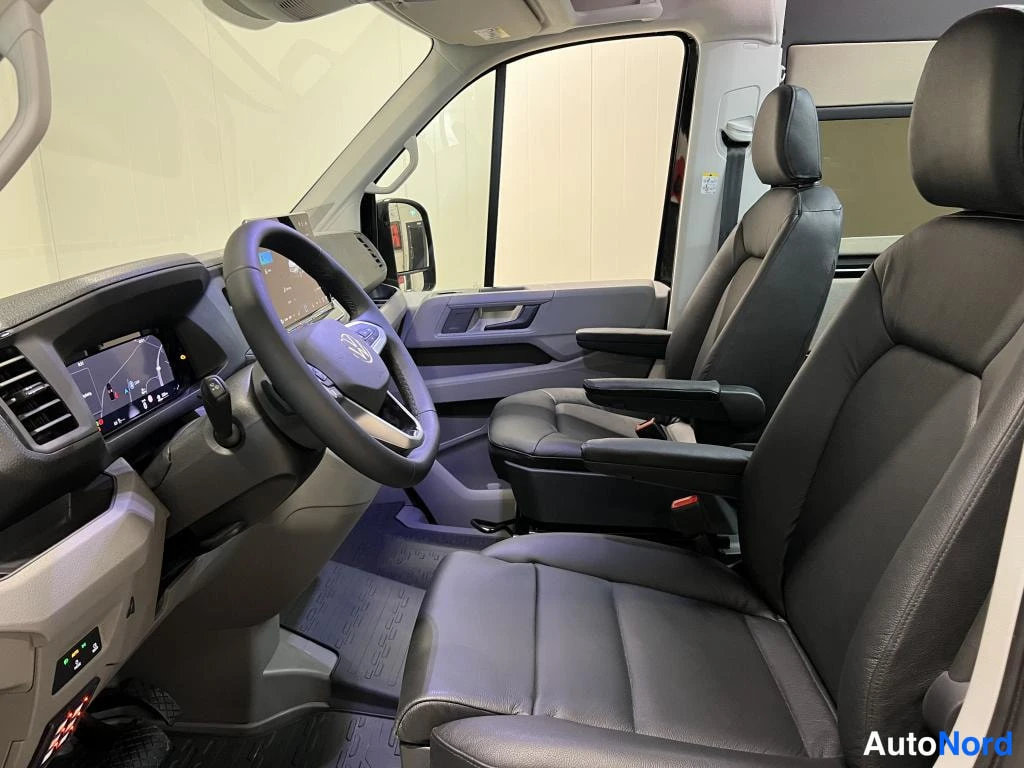 Musta Volkswagen Crafter 2026, etuistuimet, kuva 10