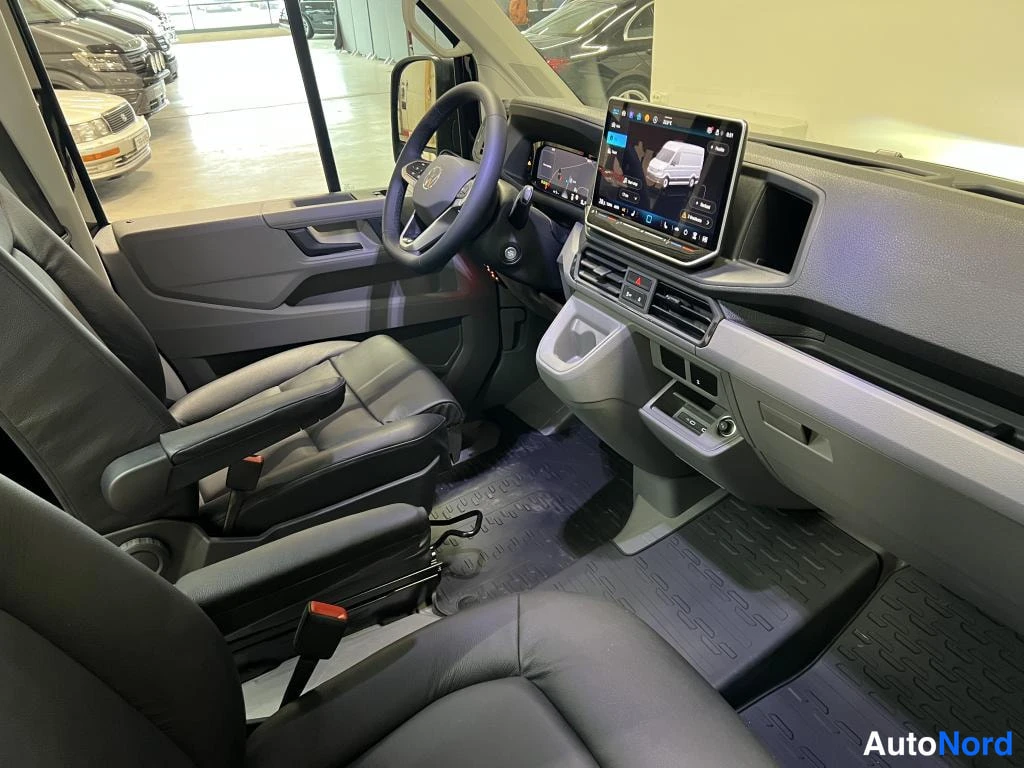 Musta Volkswagen Crafter 2026, ohjaamo, kuva 9