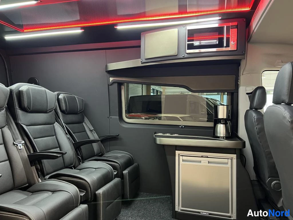 Musta Volkswagen Crafter 2026, takaistuimet, kuva 11