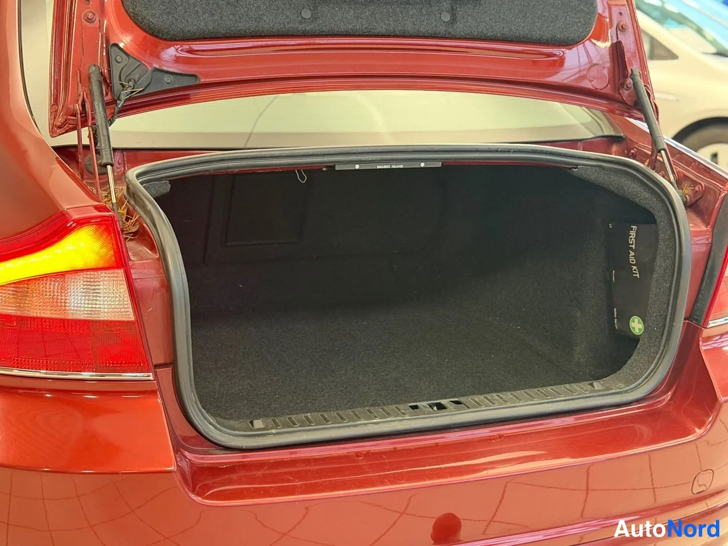 Punainen Volvo S80 2010, tavaratila, kuva 15