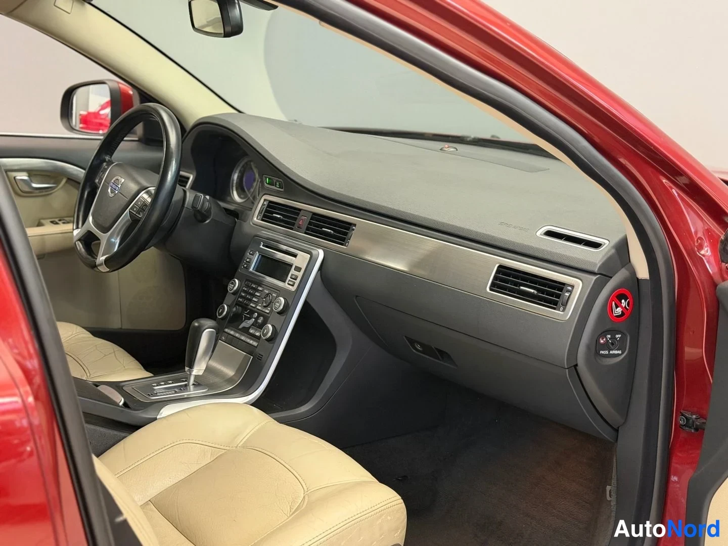 Punainen Volvo S80 2010, ohjaamo, kuva 8
