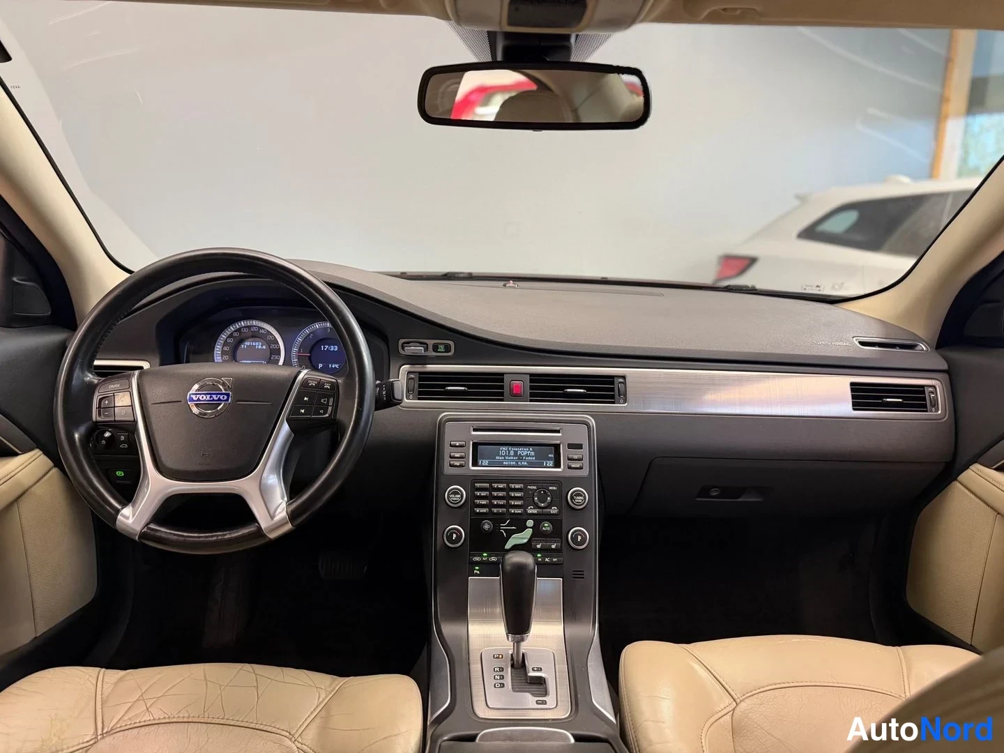 Punainen Volvo S80 2010, ohjaamo, kuva 11