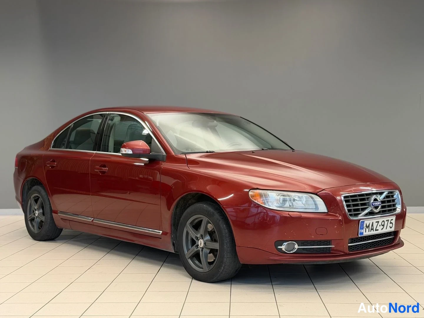 Punainen Volvo S80 2010, etuviisto, keula oikealle, kuva 3