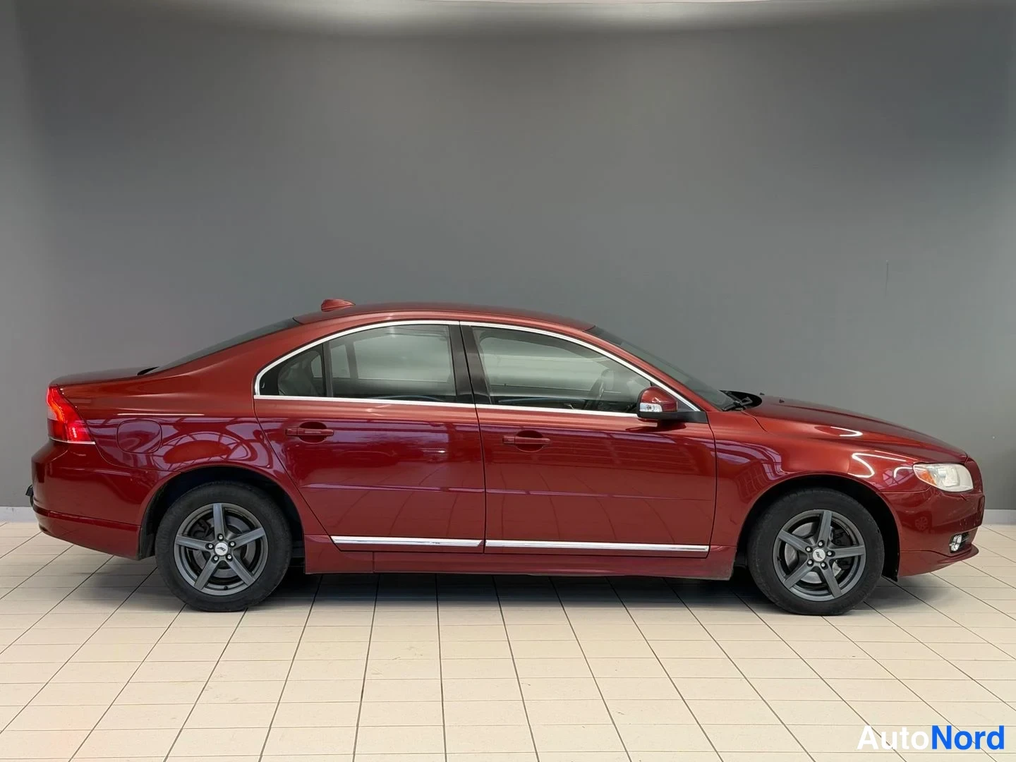 Punainen Volvo S80 2010, sivulta, kuva 4