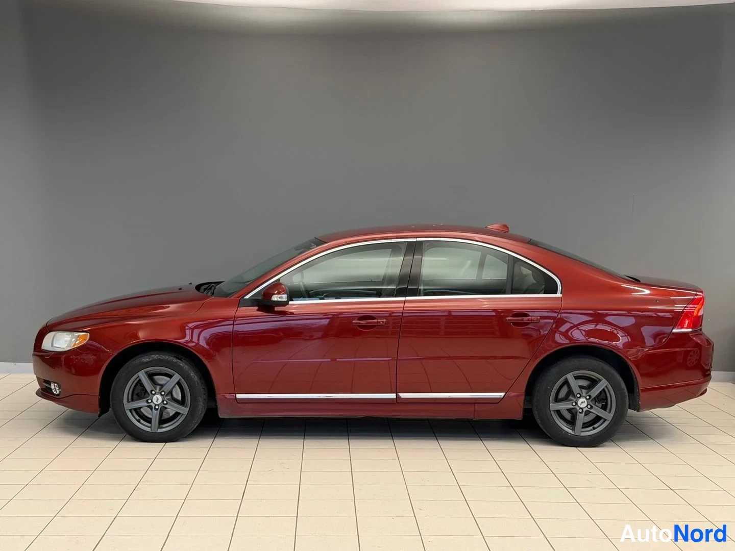 Punainen Volvo S80 2010, sivulta, kuva 5