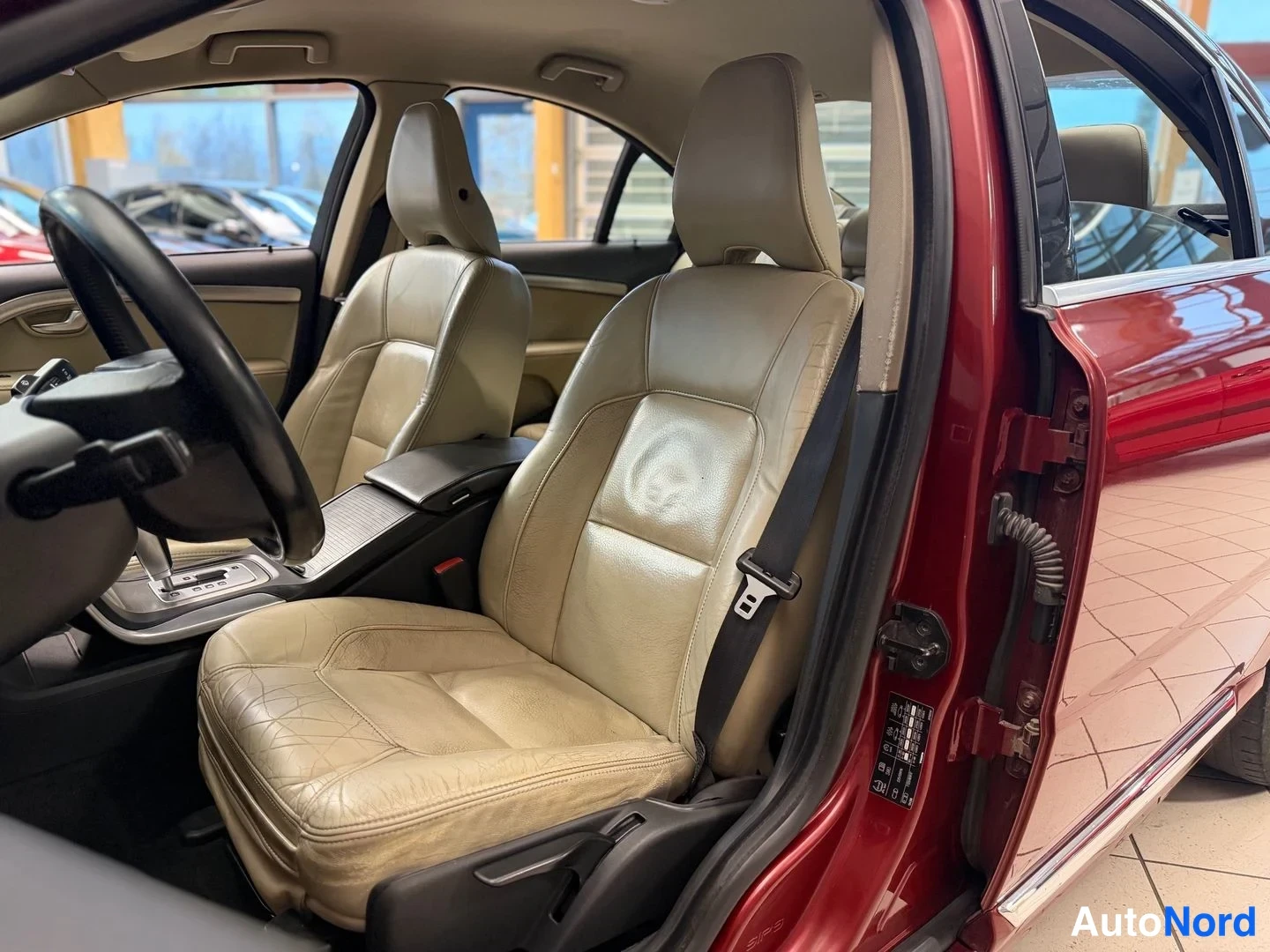 Punainen Volvo S80 2010, etuistuimet, kuva 12