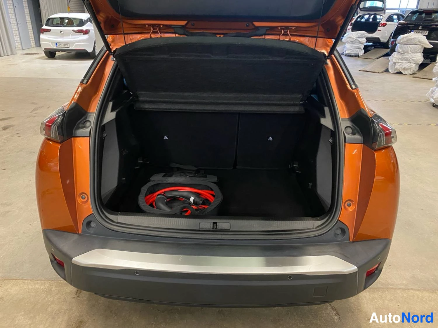 Oranssi Peugeot E-2008 2023, tavaratila, kuva 14
