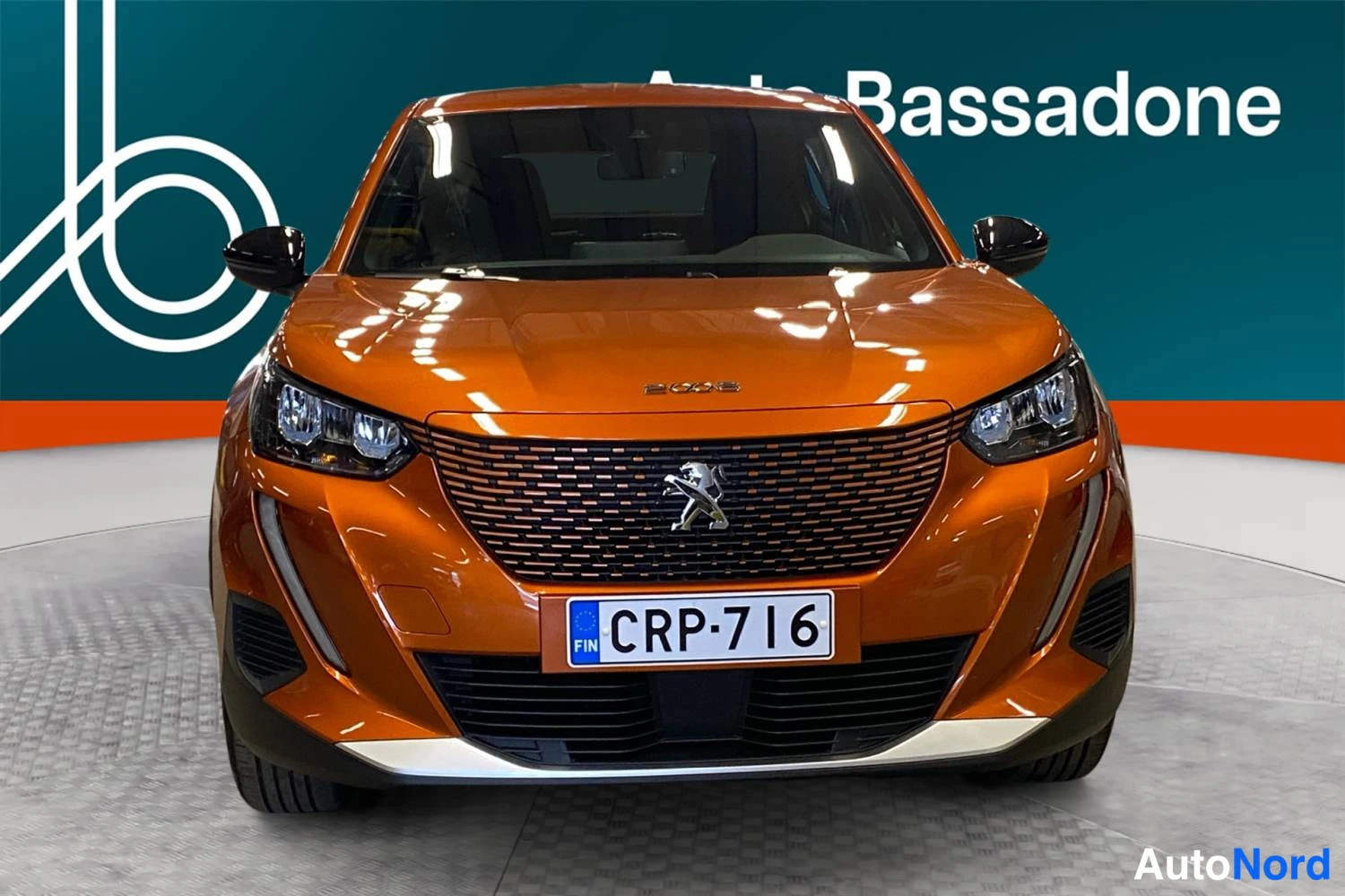 Oranssi Peugeot E-2008 2023, edestä, kuva 4