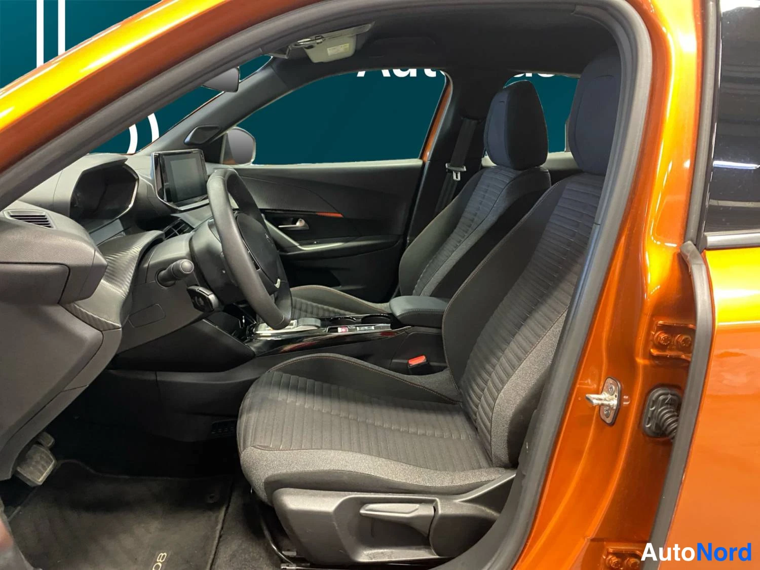 Oranssi Peugeot E-2008 2023, ohjaamo, kuva 9