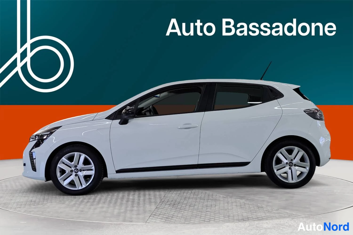Valkoinen Renault Clio 2025, etuviisto, keula vasemmalle, kuva 2