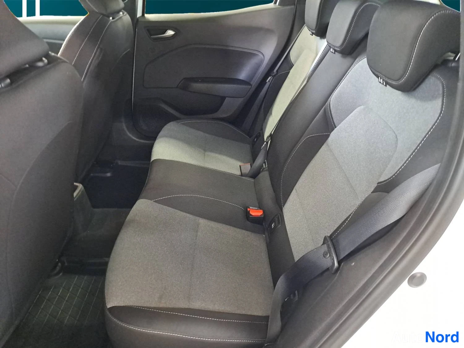 Valkoinen Renault Clio 2025, takaistuimet, kuva 12