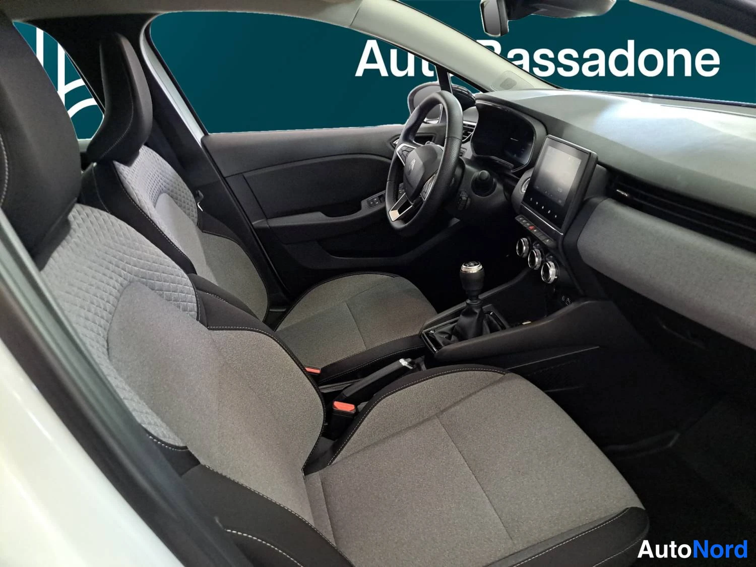 Valkoinen Renault Clio 2025, ohjaamo, kuva 11