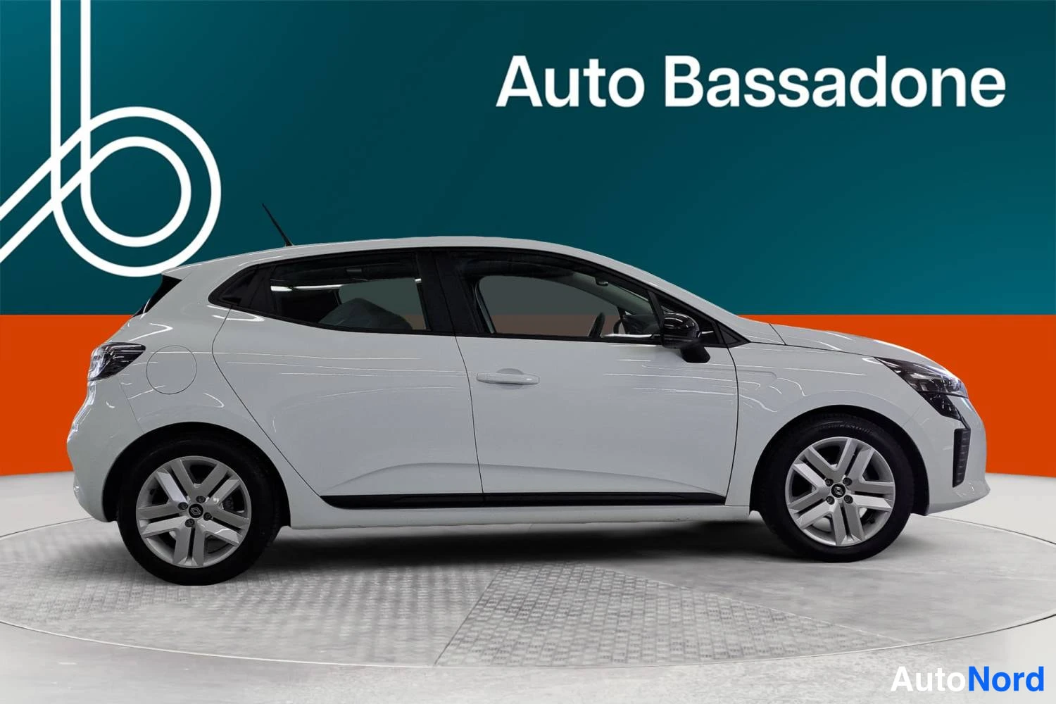 Valkoinen Renault Clio 2025, sivulta, kuva 5