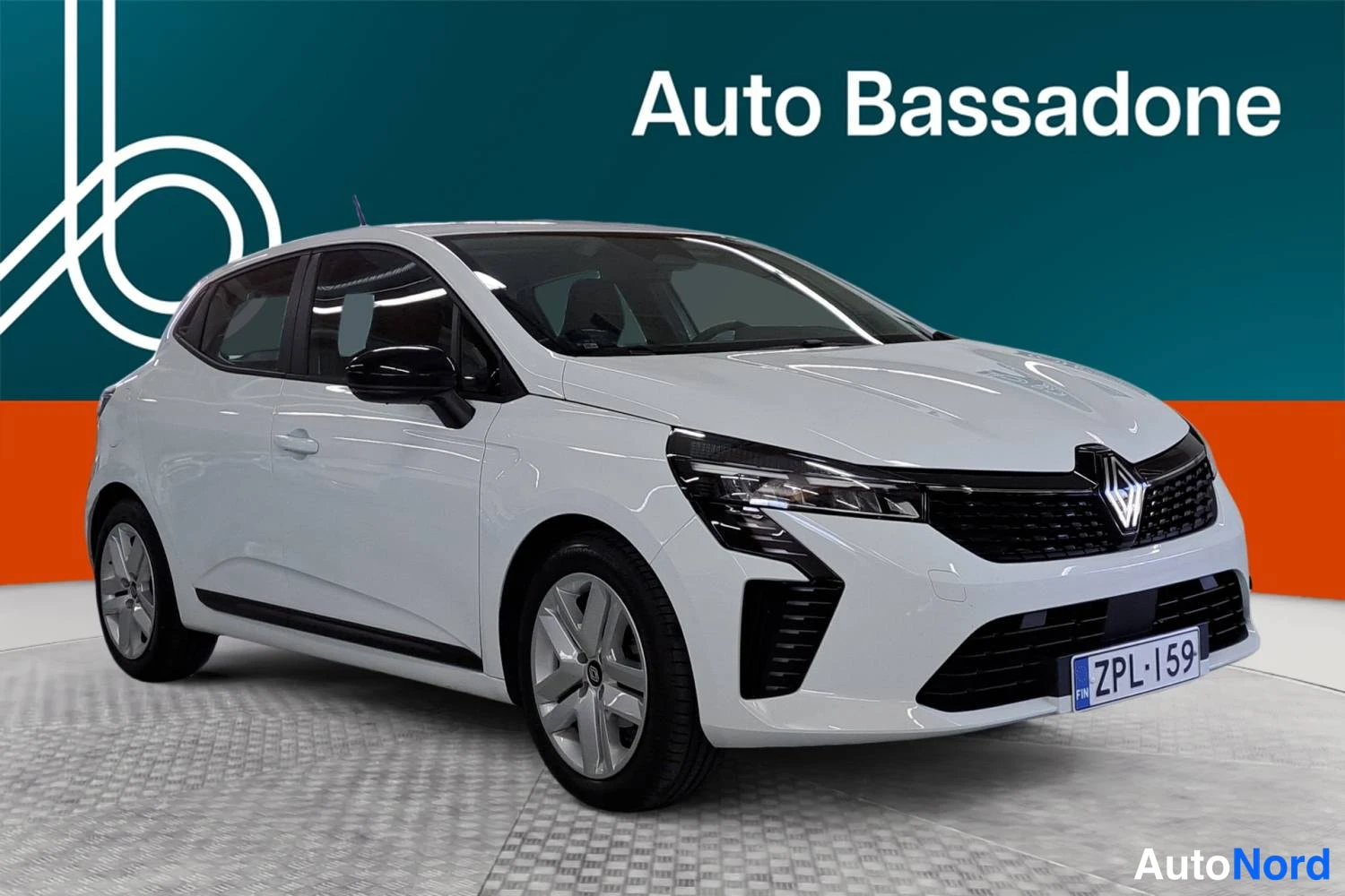 Valkoinen Renault Clio 2025, etuviisto, keula oikealle, kuva 3