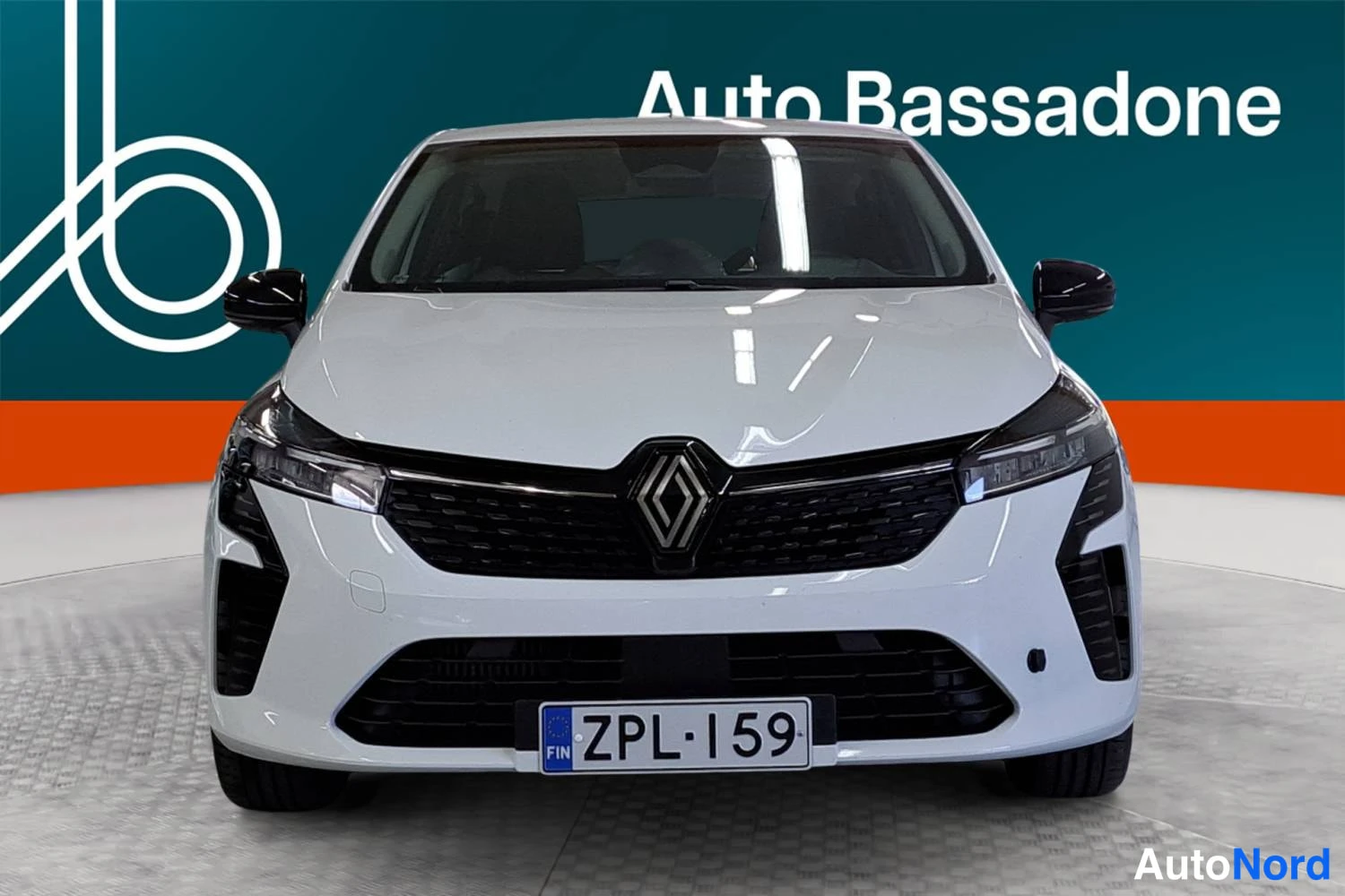 Valkoinen Renault Clio 2025, edestä, kuva 4