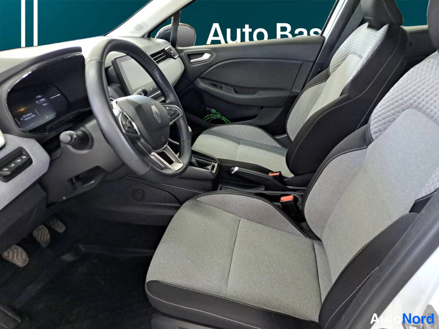 Valkoinen Renault Clio 2025, ohjaamo, kuva 10