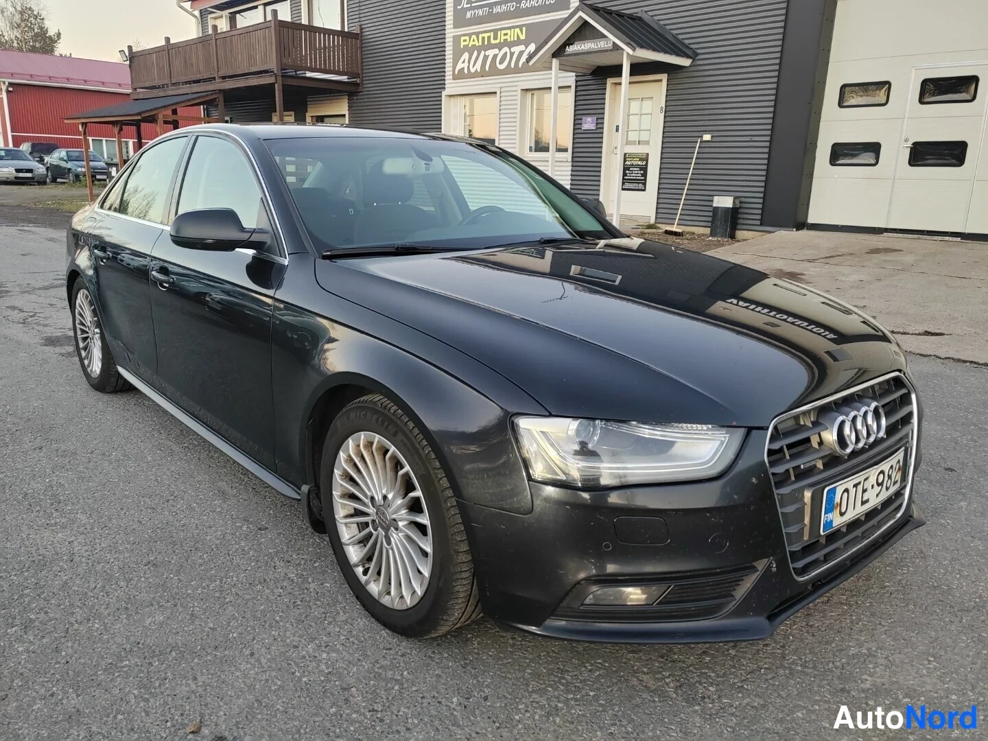 Musta Audi A4 2013, etuviisto, keula oikealle, kuva 2
